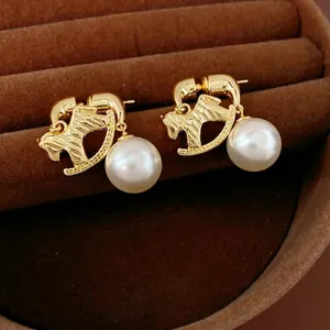 Élégantes Boucles D'Oreilles Cheval À Bascule Avec Imitation Künstliche Perle Et Tige En Argent Cuivre Plaqué Or Style Rétro