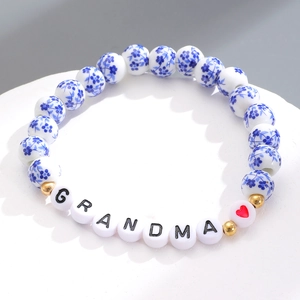 Dettaglio del bracciale Grandma in ceramica con perle floreali blu e accenti dorati