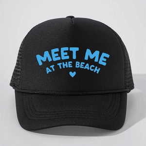 Klassische schwarze Trucker-Kappe mit blauem Meet Me At The Beach Aufdruck und Netz