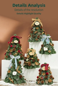 Dettaglio di mini alberi di Natale con pigne, arance e cartellini Merry Christmas