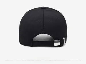 Détail de l'arrière de la casquette de baseball noire avec boucle métallique réglable
