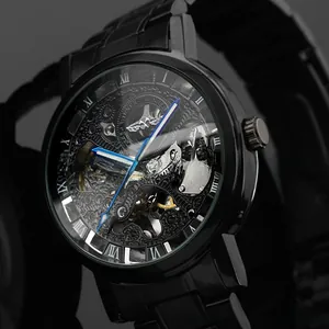 Vue détaillée d'une montre squelette automatique avec bracelet acier noir et aiguilles bleues