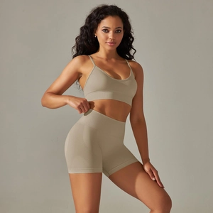 Detail der gerippten Bünde am nahtlosen Khaki Yoga-Set mit Top und Shorts