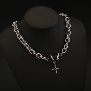Dettaglio della collana a catena cubana d'argento a più strati con pendente a croce nera