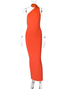 Detailansicht des orangefarbenen figurbetonten Kleides mit elegantem One-Shoulder-Neckholder