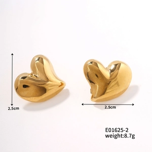 Orecchini a cuore dorati lucidi con misura di 2,5 cm e dettaglio del peso di 8,7 g