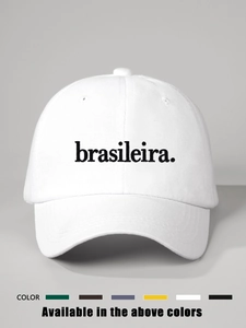 Gros plan sur la broderie noire 'brasileira.' sur une casquette de baseball en coton blanc