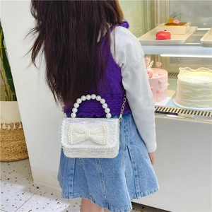 Sac à main enfant avec perles, nœud et dentelle, finition pailletée et bandoulière chaîne