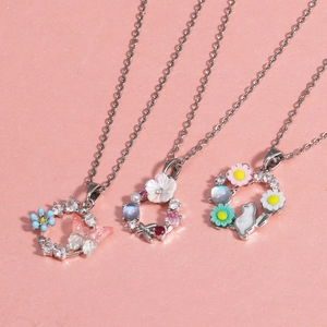 Colliers couronne de fleurs colorées avec pendentifs papillon et lapin sur fond rose