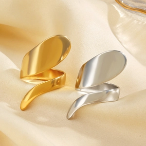Minimalistische 18K vergoldete und silberne Edelstahl-Spiralringe auf Champagnerseide