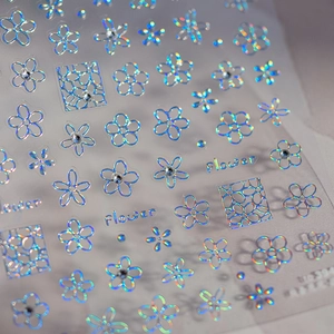 Vue macro détaillée de stickers à ongles fleurs holographiques avec finition arc-en-ciel