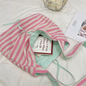 Vue à plat du grand sac cabas en toile à rayures roses avec doublure vert menthe douce