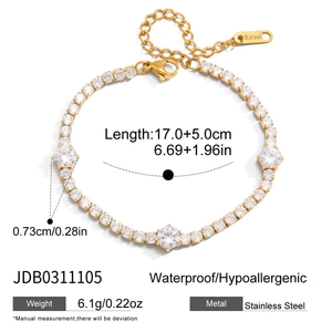 Details des 18K vergoldeten Edelstahl-Tennisarmbands mit weißem Herz-Zirkon und Karabiner