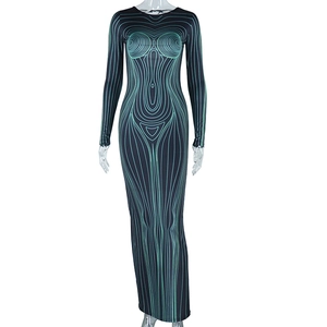 Détail d'une robe moulante à imprimé 3D avec lignes vertes sur tissu noir extensible