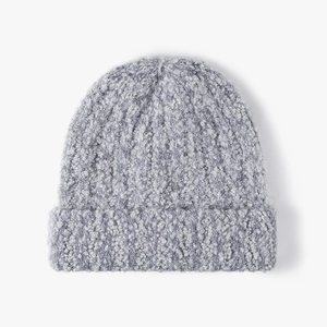 Berretto invernale in maglia spessa grigio chiaro per calore e stile unisex