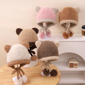 Berretti invernali in peluche per bambini con paraorecchie e pompon in vari colori