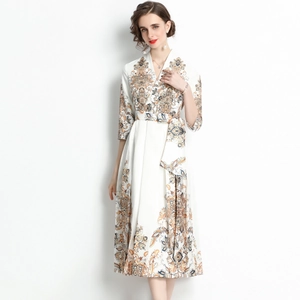 Elegante vestido midi blanco con estampado étnico retro y cinturón a juego