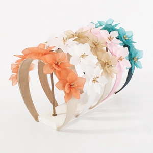 Gros plan de serre-têtes larges et élégants avec fleurs en résine 3D en cinq couleurs pastel