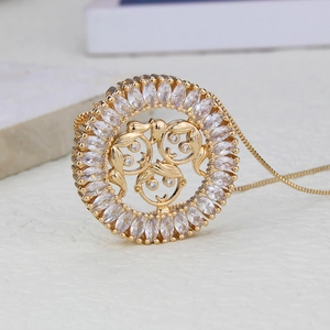 Vue macro d'un collier plaqué or 18k avec zircons marquise et pendentif de famille