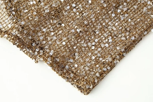 Détail du tissu en maille marron avec paillettes argentées pour robe de soirée