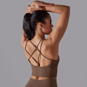 Gros plan du soutien-gorge de sport côtelé moka avec fines bretelles croisées