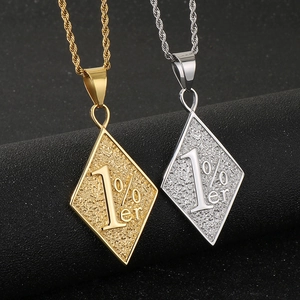 Pendentif losange 1%er en acier titane pour homme avec chaînes torsadées or et argent