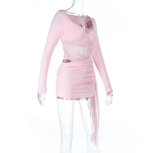 Detalle de vestido corto rosa ajustado con cortes laterales y paneles de malla transparente