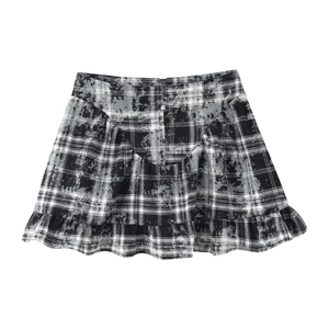 Vista plana de minifalda de cuadros blancos y negros con dobladillo de volantes y lavado