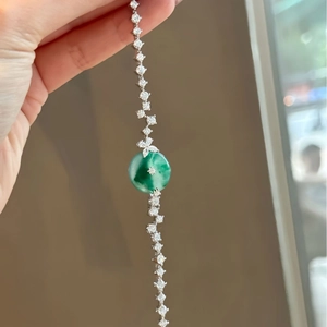 Bracciale scintillante con zirconi e calcedonio verde in finitura argento lucido