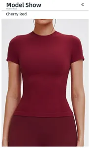 Vista frontale della t-shirt sportiva rosso ciliegia senza cuciture a costine