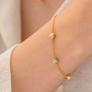 Elegant 18K gold plated stainless steel bracelet with three sparkling round zircons