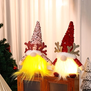 Gnomes de Noël lumineux avec bois de renne et paillettes sur fond de fête chaleureux
