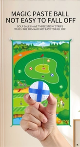 Detalle de pelotas de golf con velcro azul y alfombra de objetivo para juegos infantiles