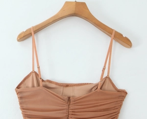 Détail du haut plissé en tulle marron avec bretelles fines et zip au dos