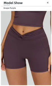 Dettaglio degli shorts da yoga viola a vita alta con un design a pieghe incrociate
