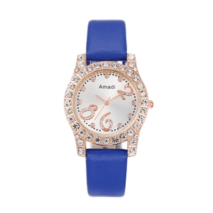 Détail du bracelet en cuir bleu et lunette en or rose sertie de strass brillants