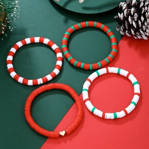 Vue détaillée des bracelets de Noël en pâte polymère rouge et vert avec décor de pins