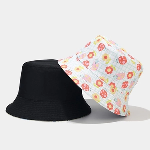 Détail du chapeau bob réversible montrant la toile noire, le motif floral et les coutures renforcées