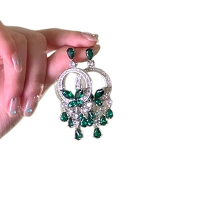 Boucles d'oreilles luxueuses à pampilles en argent avec cristaux vert émeraude