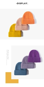 Détails de la maille texturée de bonnets d'hiver épais colorés et bonnets structurés