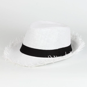 Detalle de sombrero fedora de paja blanca con tejido transpirable y bordes deshilachados