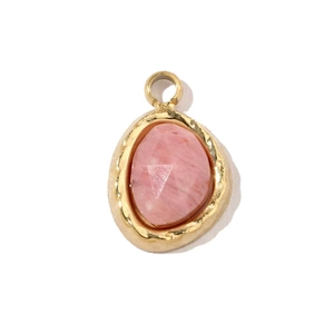 Gros plan d'un pendentif en pierre naturelle rose avec bordure martelée en acier doré