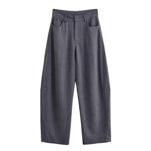 Pantalon large gris foncé à rayures verticales avec taille haute sur fond blanc