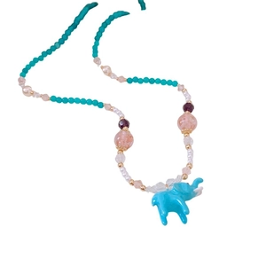 Collana chic di perline di vetro con ciondolo a elefante blu e perle di resina