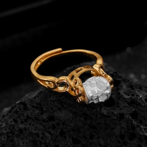 Gothic schedel ring met goud en zilver tweekleurige afwerking op zwarte lavasteen