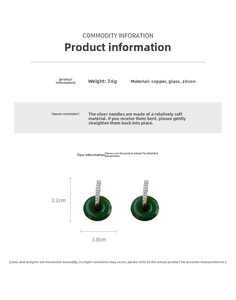 Vue détaillée des boucles d'oreilles en jade vert, dimensions 2,1cm sur 1,8cm