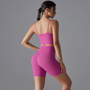 Set yoga rosso rosa a vita alta con top a spalline sottili e pantaloncini push-up