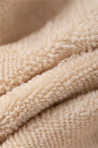 Vue macro de la texture du tissu éponge en coton beige des chaussettes de yoga