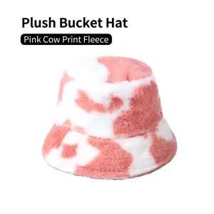 Gros plan du bob en peluche à motif vache rose et blanc avec texture douce en fourrure