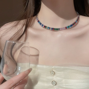 Detaillierte Nahaufnahme einer regenbogenfarbenen Zirkonia-Tropfenkette an einem Model